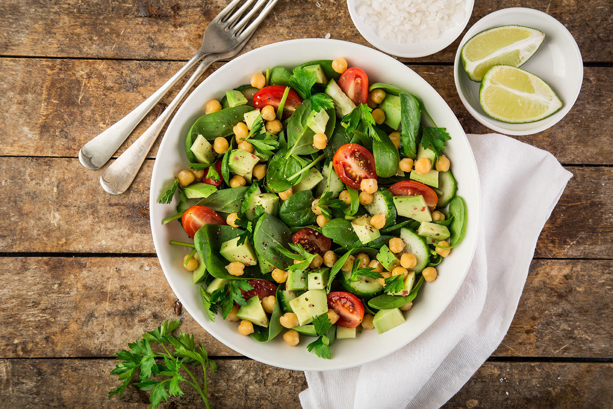 Salada de Espinafres com Grão e Abacate